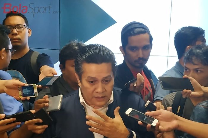 PLT Ketum PSSI Gusti Randa menjawab pertanyaan wartawan di ruang media Staion Utama Gelora Bung Karno (SUGBK), Selasa (19/3/2019).