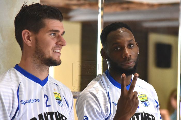 Pemain asing Persib Bandung, Nick Kuipers, bersama Geoffrey Castillion saat mengikuti pemusatan latihan tim di Lembang, Kabupaten Bandung Barat, pada 30 Januari 2020.