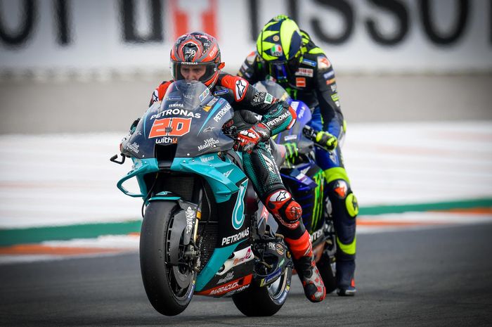 Duo pembalap MotoGP, sang guru, Valentino Rossi (belakang) dan muridnya, Fabio Quartararo (depan).