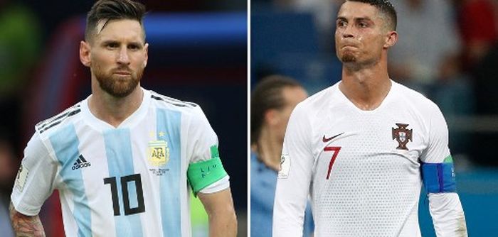 Lionel Messi (kiri) dan Cristiano Ronaldo saat masing-masing membela timnas Argentina dan Portugal. Messi dan Ronaldo akan kembali tampil di Piala Dunia 2022.