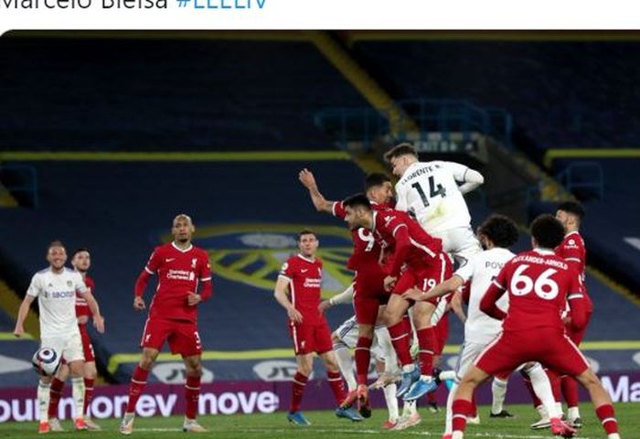 Bek Leeds United, Diego Llorente, mencetak gol ke gawang Liverpool dalam laga Liga Inggris di Stadion Elland Road, Senin (19/4/2021).