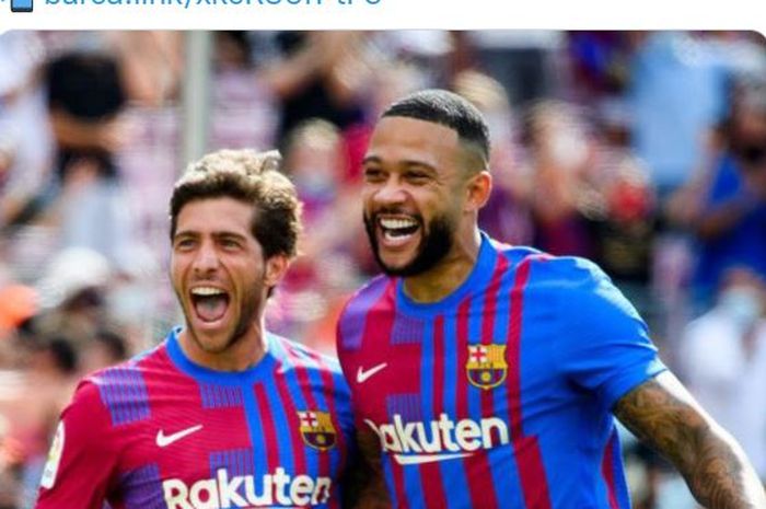 Dua pemain Barcelona, Sergi Roberto dan Memphis Depay, merayakan gol ke gawang Getafe dalam laga Liga Spanyol di Stadion Camp Nou, Minggu (29/8/2021).
