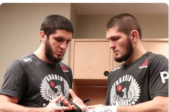 Petarung, Islam Makhachev (kiri) dan mantan petarung UFC, Khabib  Nurmagomedov.