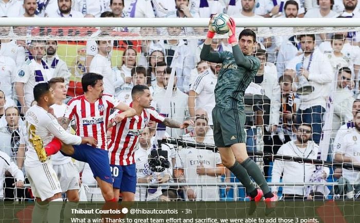 Aksi Thibaut Courtois menyelamatkan gawangnya pada pertandingan derbi Madrid, Sabtu (1/2/2020).
