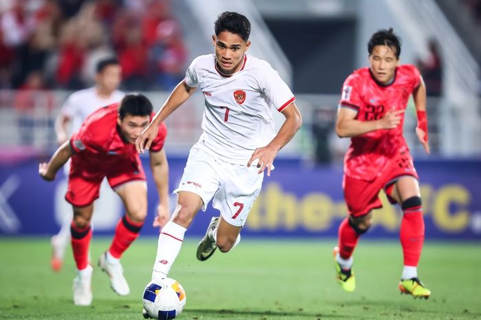 Bintang cemerlang Timnas U-23 Indonesia Marselino Ferdinan dikejar dua pemain Korea Selatan dalam perempat final Piala Asia U-23 2024 di Doha, Qatar.