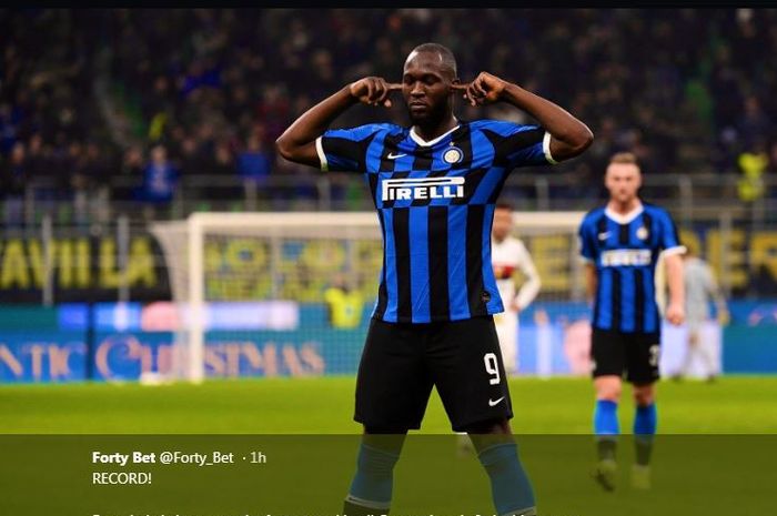 Romelu Lukaku mencetak gol Inter Milan ke gawang Cagliari dalam partai Coppa Italia di Giuseppe Meazza, Milan, 14 Januari 2020.