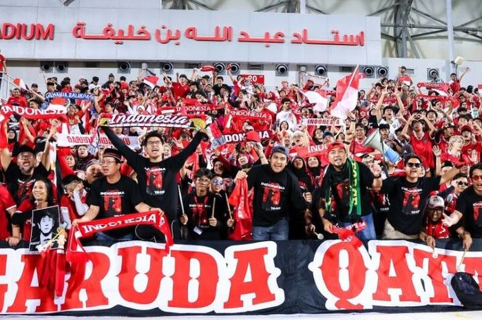 Fans Timnas U-23 Indonesia hadir di stadion untuk mendukung Garuda Muda tampil di ajang Piala Asia U-23 2024.