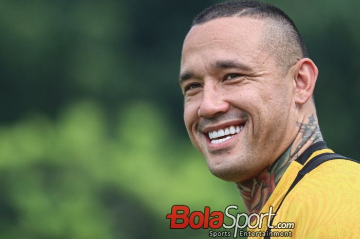 Pemain Bhayangkara FC, Radja Nainggolan, sempat tersenyum saat hadir dalam sesi latihan di Lapangan B, Senayan, Jakarta, Selasa (12/8/2023) sore.