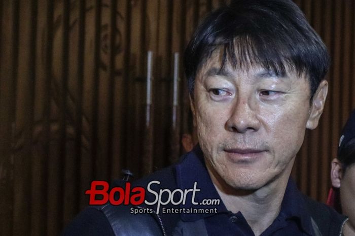 Pelatih timnas Indonesia, Shin Tae-yong, sedang memberikan keterangan kepada awak media di Le Meridien, Senayan, Jakarta, Selasa (19/12/2023).