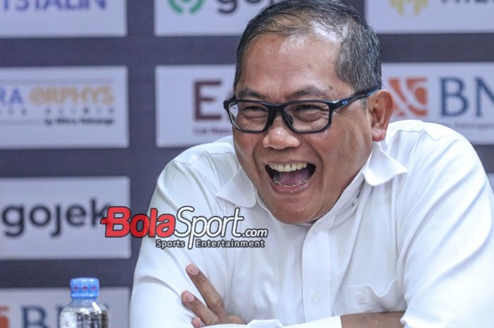 Chief Operating Officer (COO) Bhayangkara FC, Sumardji, sempat tertawa saat hadir dalam sesi jumpa pers di Media Center Stadion Utama Gelora Bung Karno, Senayan, Jakarta, Senin (4/12/2023) malam.
