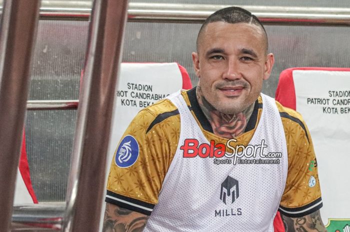 Pemain baru Bhayangkara FC, Radja Nainggolan, tampak sempat berada pada bangku cadangan dalam laga pekan ke-23 Liga 1 2023 di Stadion Patriot Candrabhaga, Bekasi, Jawa Barat, Minggu (17/12/2023).