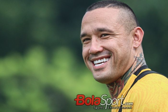 Pemain Bhayangkara FC, Radja Nainggolan, sempat tersenyum saat hadir dalam sesi latihan di Lapangan B, Senayan, Jakarta, Selasa (12/8/2023) sore.