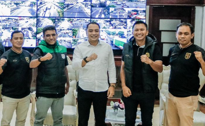 Presiden klub Persebaya, Azrul Ananda bertemu dengan Walikota Surabaya Eri Cahyadi untuk membahas laga persahabatan bertajuk Trofeo Wali Kota Surabaya pada bulan Mei 2022.