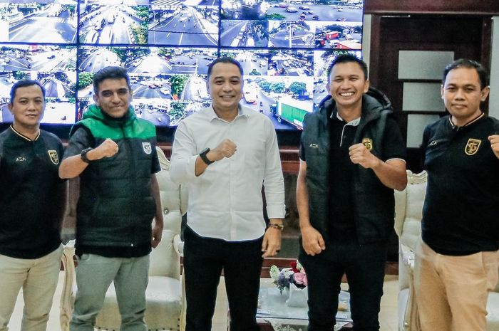 Presiden klub Persebaya, Azrul Ananda bertemu dengan Walikota Surabaya Eri Cahyadi untuk membahas laga persahabatan bertajuk Trofeo Wali Kota Surabaya pada bulan Mei 2022.