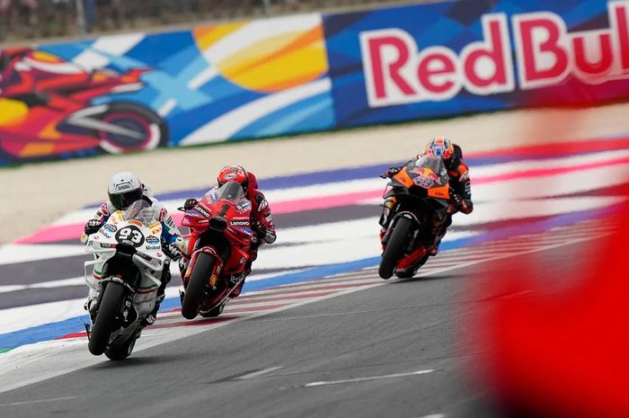 Pembalap Gresini Racing, Marc Marquez, memimpin di depan pembalap Ducati Lenovo , Francesco Bagnaia, Jack Miller (Red Bull KTM) saat balapan MotoGP San Marino di Sirkuit Misano, Rimini, Italia, 8 September 2024.