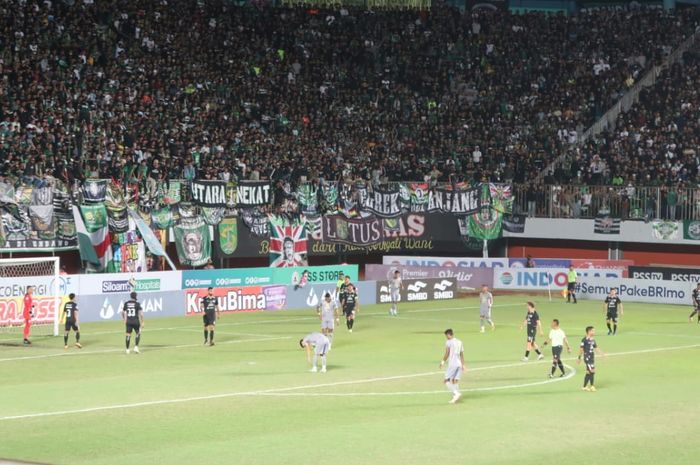 Suasana pertandingan PSS Sleman menjamu Persebaya Surabaya di Stadion Maguwoharjo, Sleman, Sabtu (27/8/2022).