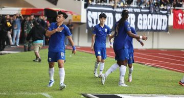 Bek PSIS, Alfeandra Dewangga (kiri) merayakan gol ke gawang Persis Solo di Piala Presiden 2022.