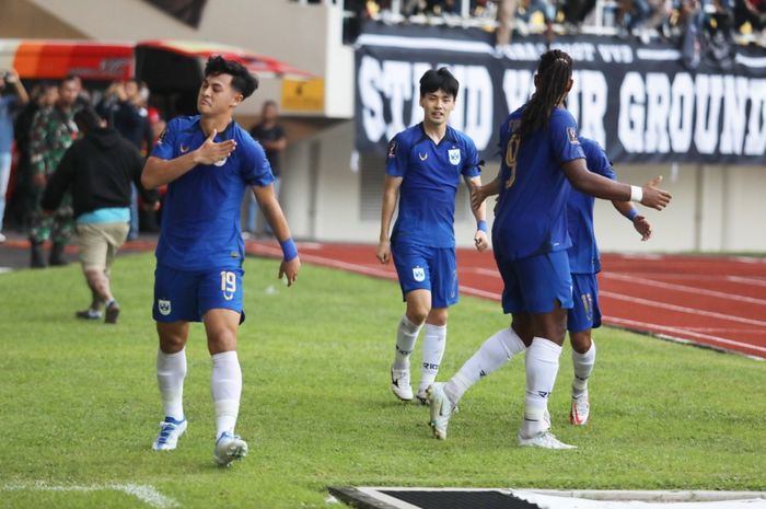 Para pemain PSIS sedang merayakan gol di Piala Presiden 2022.