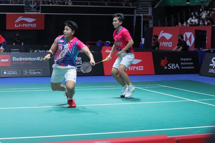 Pasangan ganda putri Indonesia, Apriyani Rahayu/Siti Fadia Silva Ramadhanti, saat tampil pada semifinal Singapore Open 2022. Apriyani/Fadia melanjutkan performa apik hingga menjadi juara turnamen level Super 500 ini.