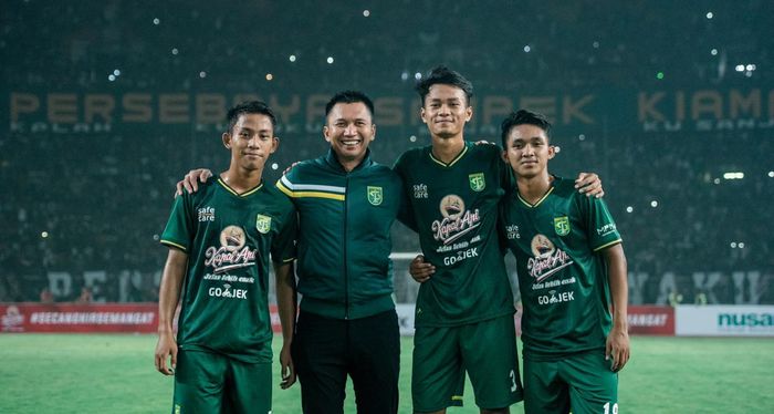 Presiden klub Persebaya, Azrul Ananda, bersama Koko Ari Araya, Muhammad Kemaluddin, Zulfikar Akhmad Medianar Arifin saat menjalani debut pada laga uji coba melawan Persela Lamongan di Stadion Gelora Bung Tomo (GBT), 11 Mei 2019.