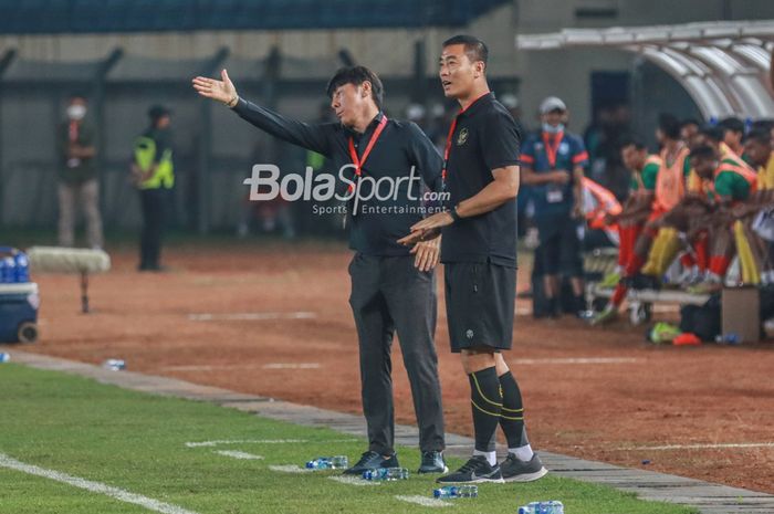 Pelatih timnas Indonesia, Shin Tae-yong (kiri), sedang memberikan arahan kepada para pemainnya dan ditemani asistennya bernama Yoo Jae-hoon (kanan) saat bertanding di Stadion Si Jalak Harupat, Bandung, Jawa Barat, 1 Juni 2022.