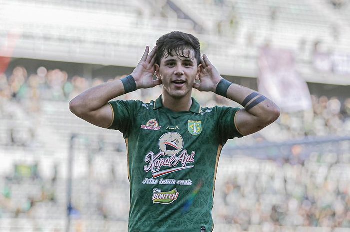 Selebrasi Bruno Moreira pada laga Persebaya Surabaya vs Arema FC dalam tajuk Derbi Jawa Timur dalam laga pekan ke-13 Liga 1 2023-2024.