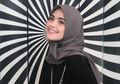 Berlibur ke Singapore, Vebby Palwinta Pakai Fashion Hijab Serba Hitam Sambil Bawa Tas Mewah Puluhan Juta Rupiah!