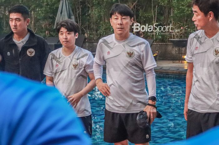 Pelatih timnas Indonesia, Shin Tae-yong, saat sedang melakukan briefing di Hotel Sultan, Jakarta, 26 Mei 2022.