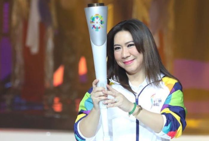 Susi Susanti memegang obor Asian Games 2018 di acara konser 100 Hari Asian Games