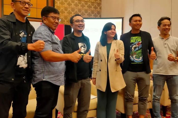 Wakil Ketua Umum PSSI, Ratu Tisha (tengah kanan) dalam konferensi pers Sarasehan Sepak Bola Indonesia di hotel Sheraton, Surabaya, Sabtu (4/3/2023).