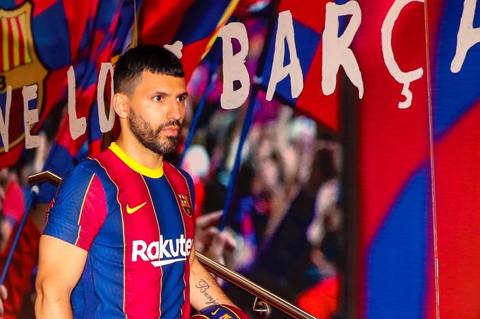 Sergio Aguero saat resmi diperkenalkan sebagai pemain baru Barcelona pada Selasa (1/6/2021) di Stadion Camp Nou, Barcelona.