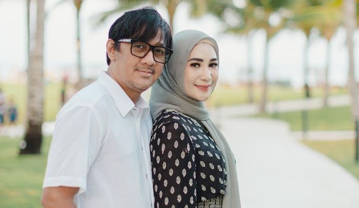 Andre Taulany dan Erin Taulany saat berlibur di pulau Bali.