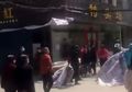 Bau Busuk Menyeruak Saat Buntalan Plastik Dilarikan ke Mobil, Seorang Gadis Usia 1 Tahun 'Kelaparan Sampai Meninggal' di Kota yang Dikarantina Karena Virus Corona