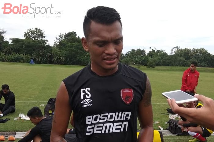 Penyerang PSM Makassar, Ferdinand Sinaga, saat ditemui seusai latihan di Lapangan Yogyakarta International School, Jumat (8/3/2019).