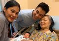 Baru Bertemu Sang Cucu Setelah Seminggu Dilahirkan, Ibunda Baim Wong Langsung Beri Wejangan Penting untuk Paula Verhoeven