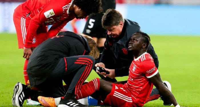 Sadio Mane (kanan terduduk) mendapatkan perawatan saat Bayern Muenchen bertemu Werder Bremen pada partai pekan ke-14 Bundesliga 2022-2023, Rabu (9/11/2022).