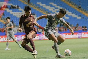 Duel pemain PSM Makassar, Daffa Salman, dan winger Persebaya Surabaya, Bruno Moreira, pada laga pekan ke-26 Liga 1 2023/2024 di Stadion Batakan, Balikpapan.