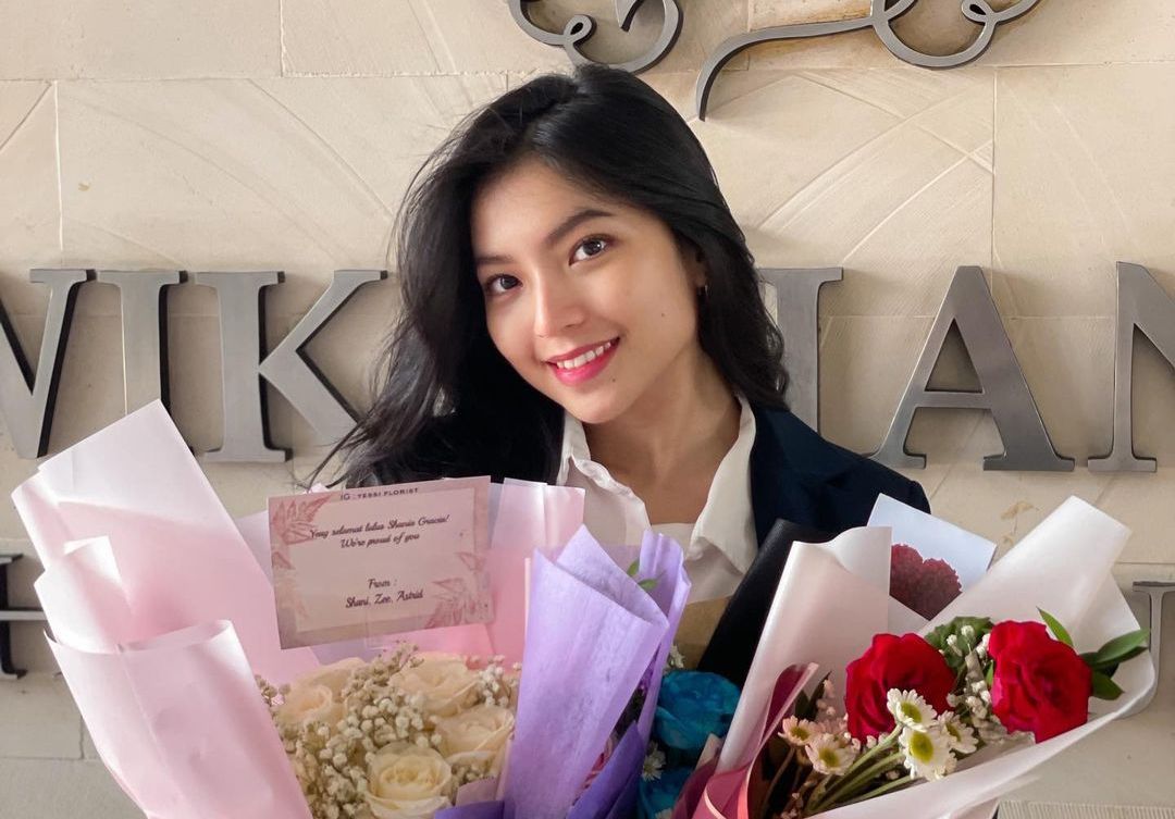 Lulus Kuliah Shania Gracia JKT48 Bergelar Sarjana Ilmu Komunikasi  