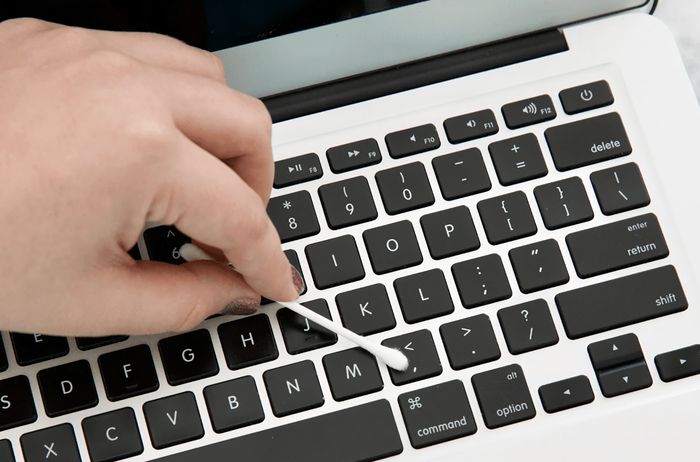 Cotton bud dapat digunakan untuk membersihkan keyboard laptop yang berdebu