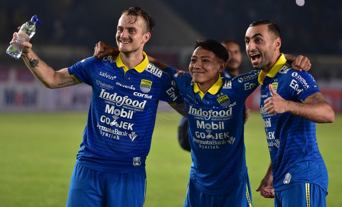 Pemain Persib Bandung, Rene Mihelic, Beckham Putra Nugraha, dan Artur Gevorkyan, saat merayakan kemenangan timnya atas Persipura Jayapura pada pekan pertama Liga 1 2019.