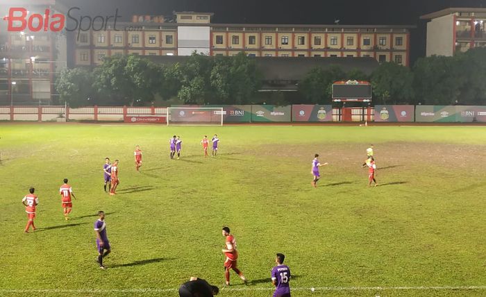 Suasana laga uji coba Persija Jakarta kontra Persita Tangerang, di Stadion PTIK, Jakarta, Senin (15/4/2019).