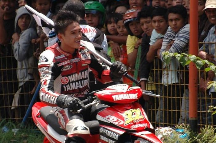 Pembalap muda Indonesia, Muhammad Hasyim Zaki Adil (M. Zaki), meninggal dunia setelah ditusuk oleh orang tak dikenal.