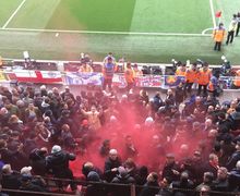 Fan Liverpool Lemparkan Bom Asap ke Suporter Chelsea, Bocah Disabilitas jadi Korbannya