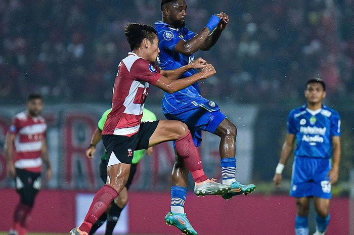 Suasana pertandingan antara Madura United melawan Persib Bandung di Gelora Bangkalan, Rabu (1/11/2023).