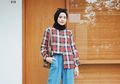 5 Paduan Kemeja Motif Plaid & Celana Jeans ala Selebgram Hijab Hits