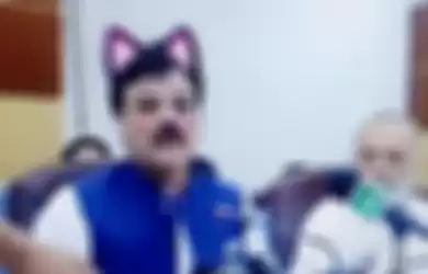 Filter kucing muncul saat konferensi pers di Pakistan