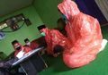 Mempelai Pria Suhu Tubuhnya Tinggi, Menikah Jalan Terus Ditengah Wabah Corona dengan APD Jas Hujan