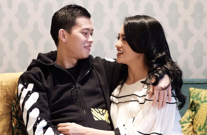 Ririn Ekawati saat berfoto bersama mendiang Ferry Wijaya