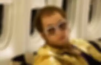 Taron Egerton sebagai Elton John dalam film Rocketman