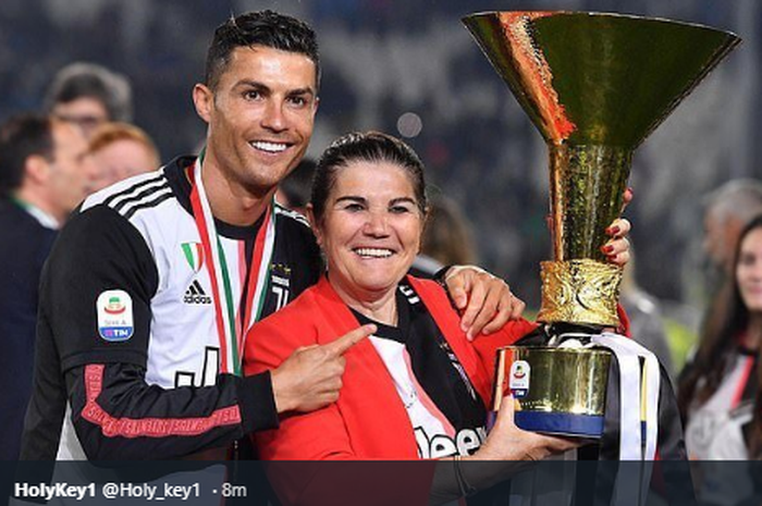 Megabintang Juventus, Cristiano Ronaldo dan Ibundanya, Maria Dolores dos Santos Aveiro.